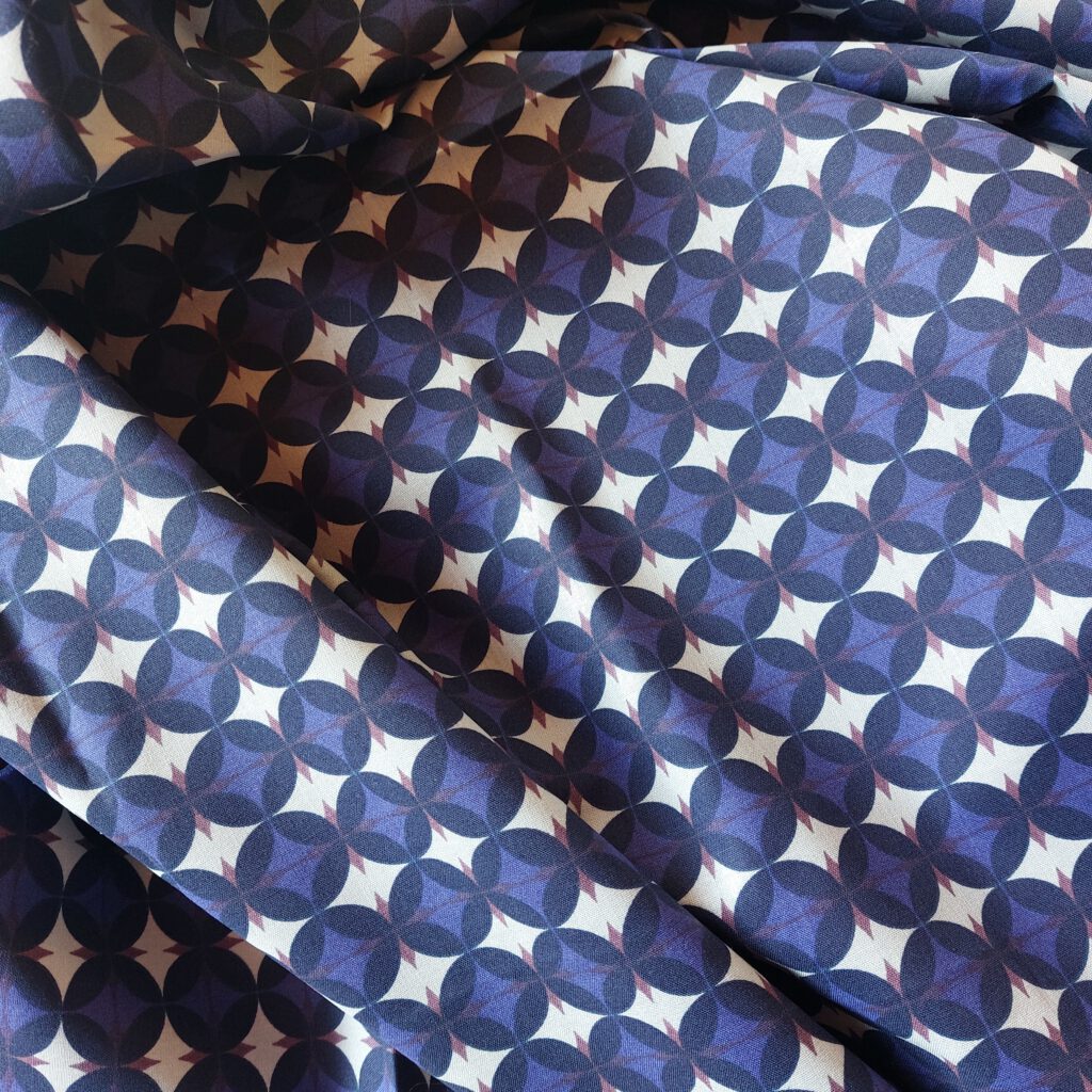 blauer Baumwollstoff mit grafischem Muster - Charlie Caftan