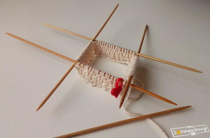 Socken stricken - Nadelspiel - Stricken in Runden - Bumerangferse