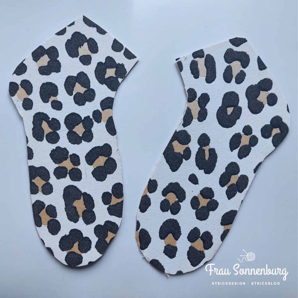selbstgemachte Sockenbretter aus Pappe mit Leopardenmuster