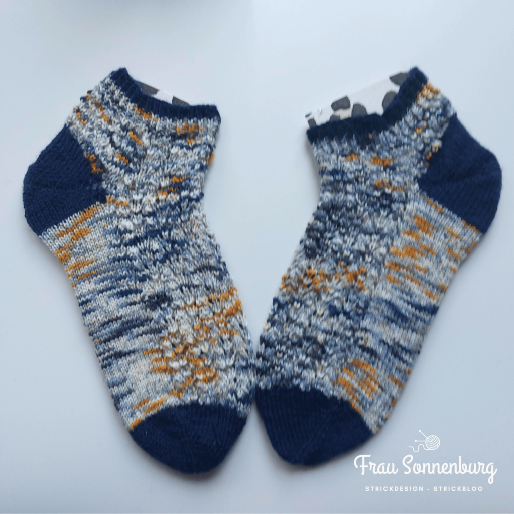 Fertig für die Wolldiät: Vreeni Socks - Sneakersocke mit Lochmuster und blauer Ferse und Spize
