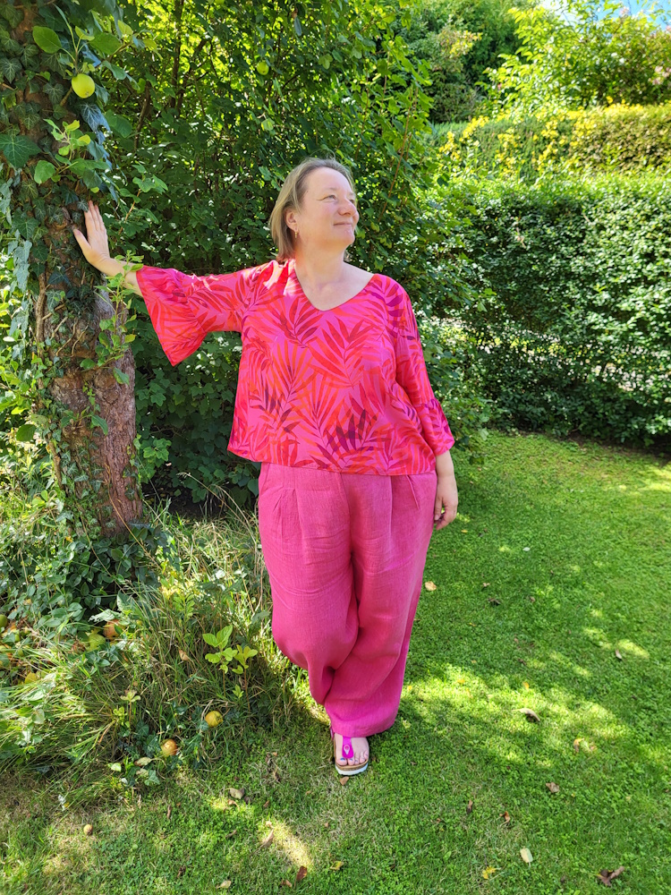 Ruffle Sleee Top kombiniert mit Marlenehose Madita in pink