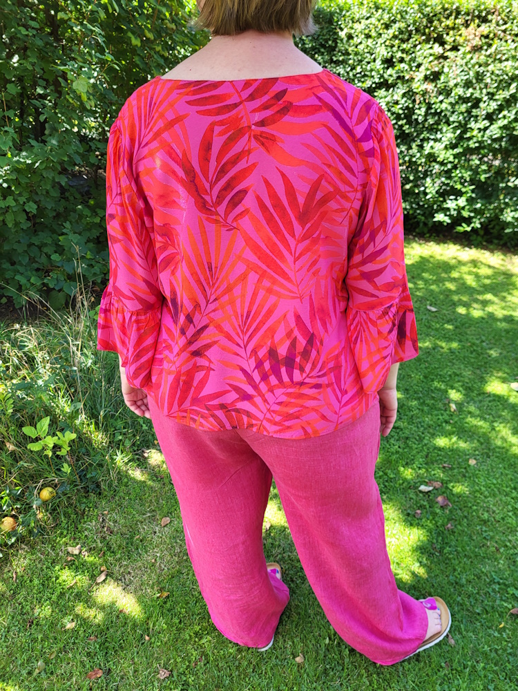 Ruffle Sleeve Top - In the Folds - Tragefoto hinten