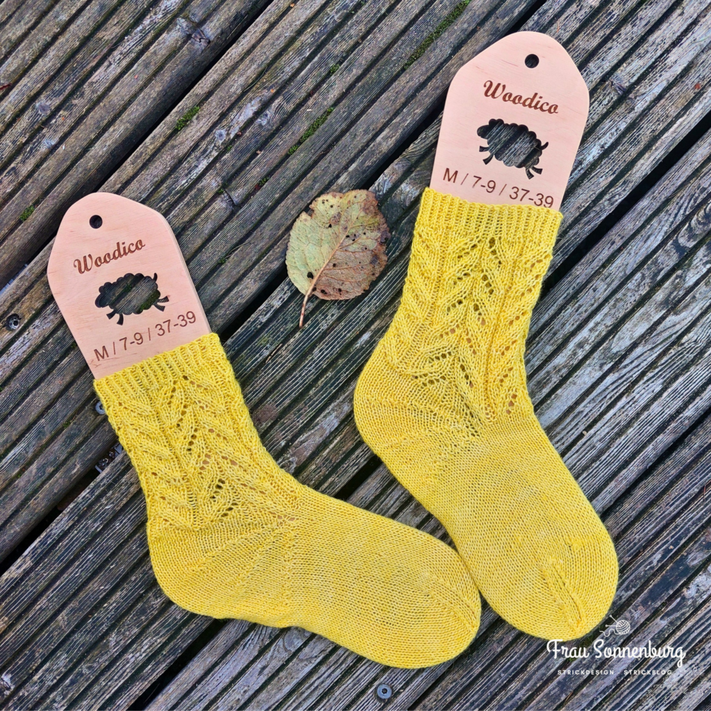 Octoberwaves Socks - gelbe Socken mit Lochmuster im Schaft - gespannt auf Sockenspannern von Woodico