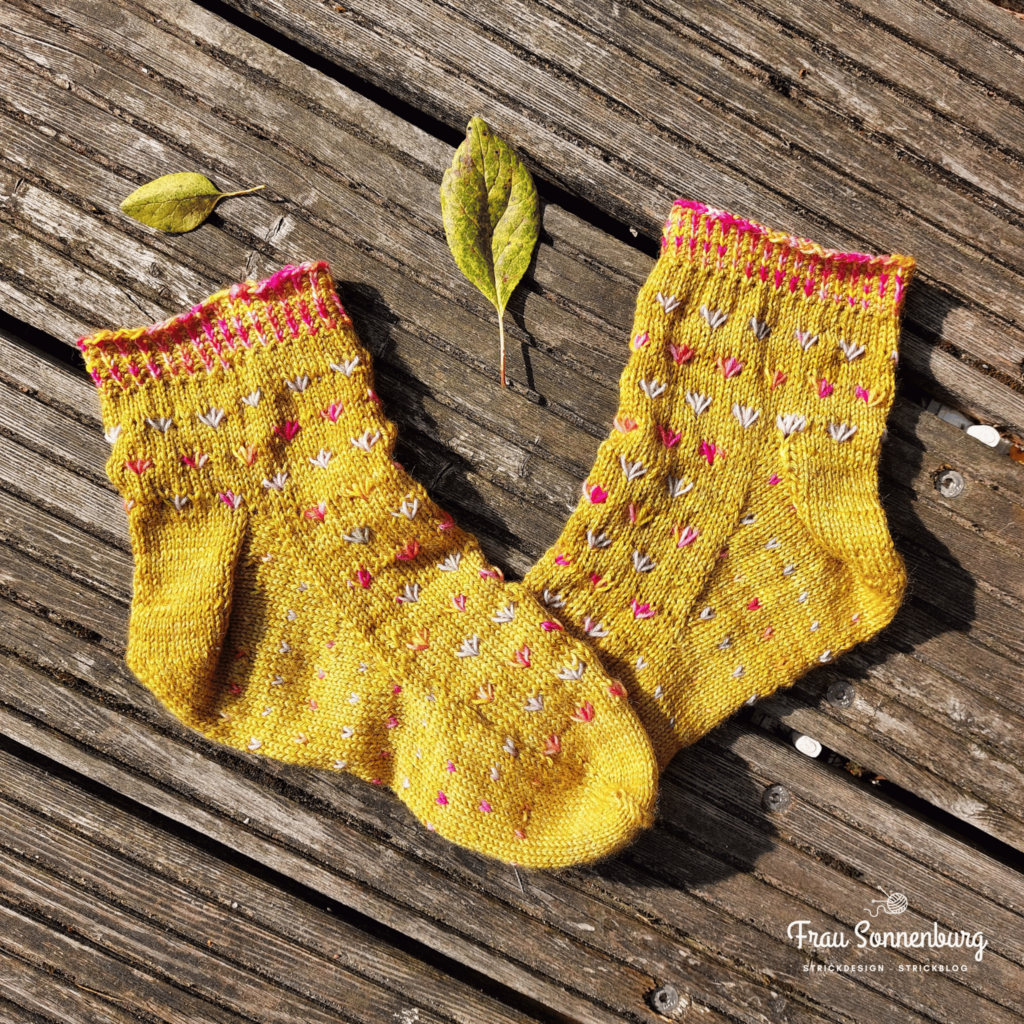 Lovers Gonna Love Socks - gelbe Socken mit Herzchenmuster - Wolldiät