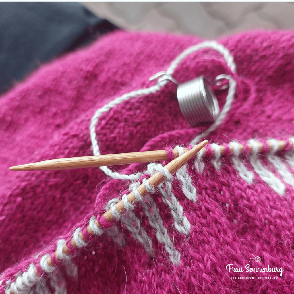 Einstrickmuster stricken mit dem Fadenring.