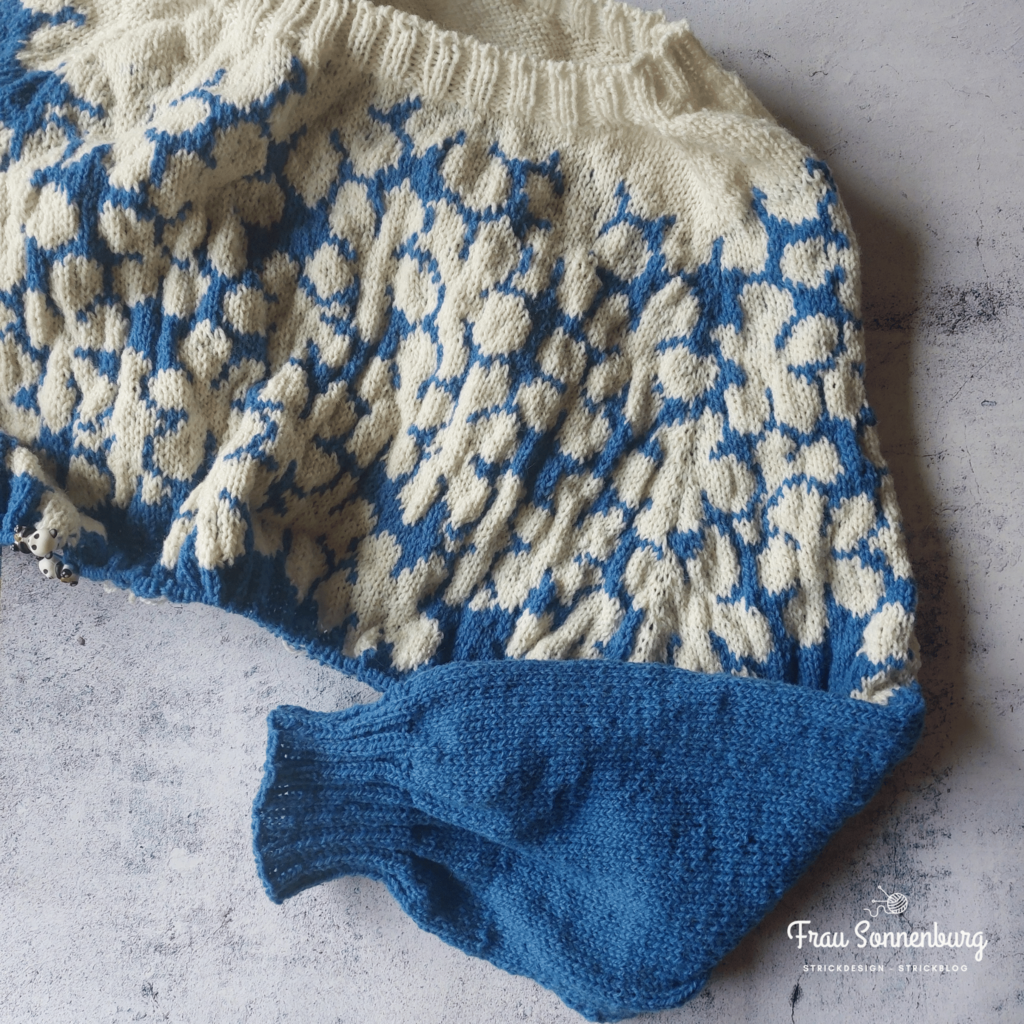 Drawing Sweater - Pullover mit eingestricktem Blumenmuster - blau-weiß - aus Bodenseeschaf (deutscher Merinowolle)