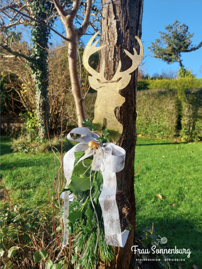 Metallhirsch in gold mit Tannendekoration und Schleife - Weihnachtsvibes
