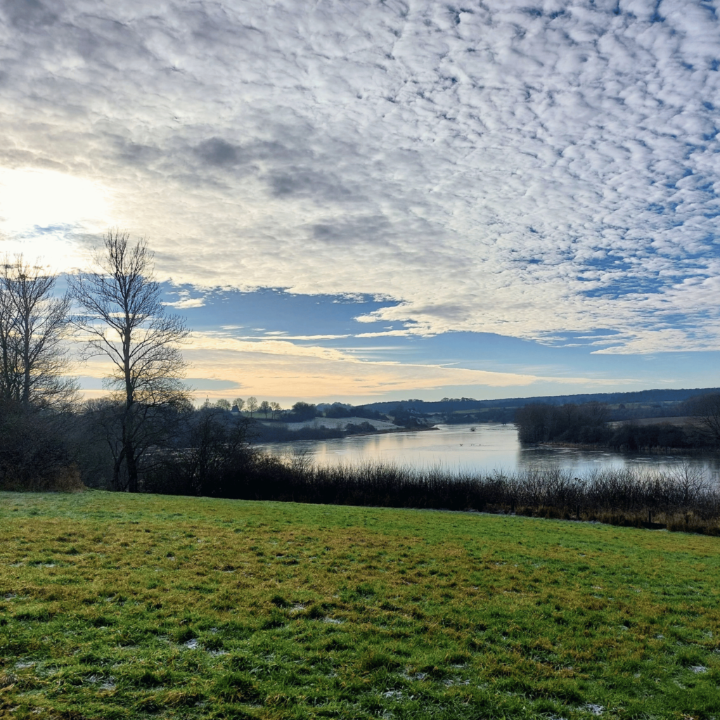 Sonne im Herzen - Draußen sein - Wiese mit Wolkenhimmel und Teich