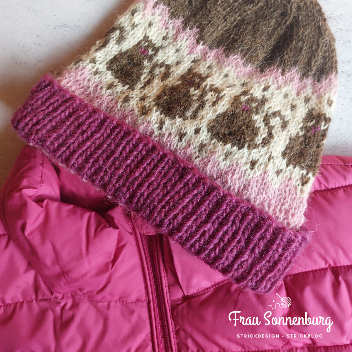 pinkfarbene Mütze mit Katzenmotiv - pinkfarbene Steppjacke - Pink im Februar