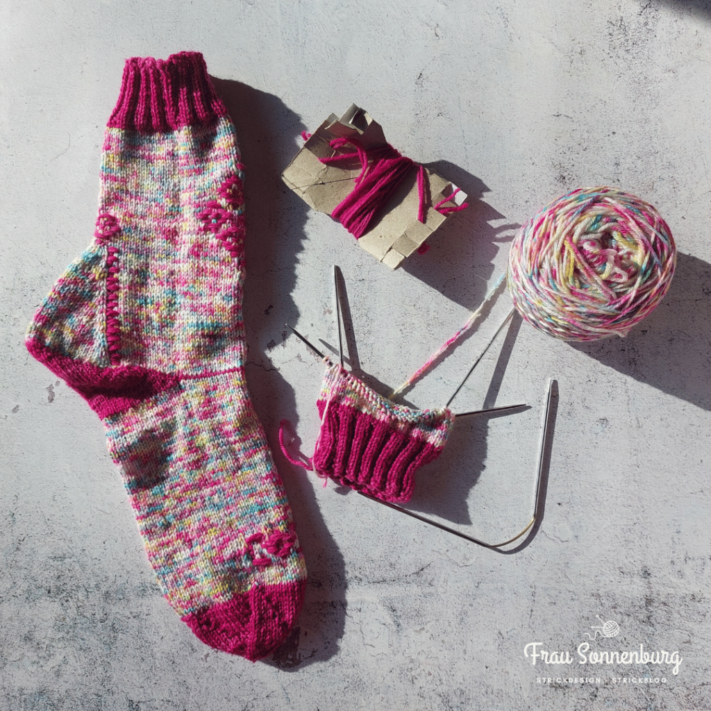 Bunte Socken mit pinkfarbenen Akzenten - Zoja Socks mit Roosimine-Technik - Pink im Februar