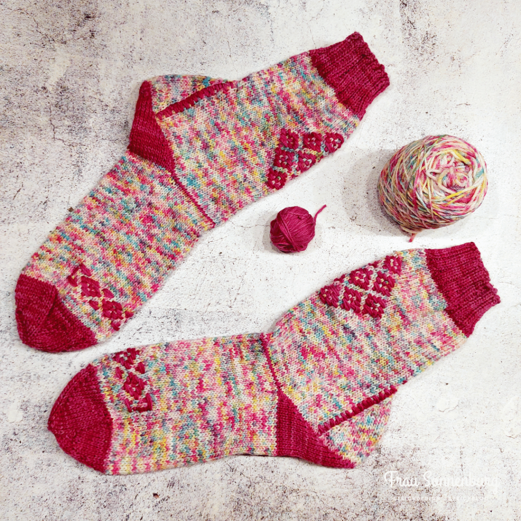 Zoja Socks - pinkfarbene Socken mit Roosimine-Technik - auf den Nadeln im Februar