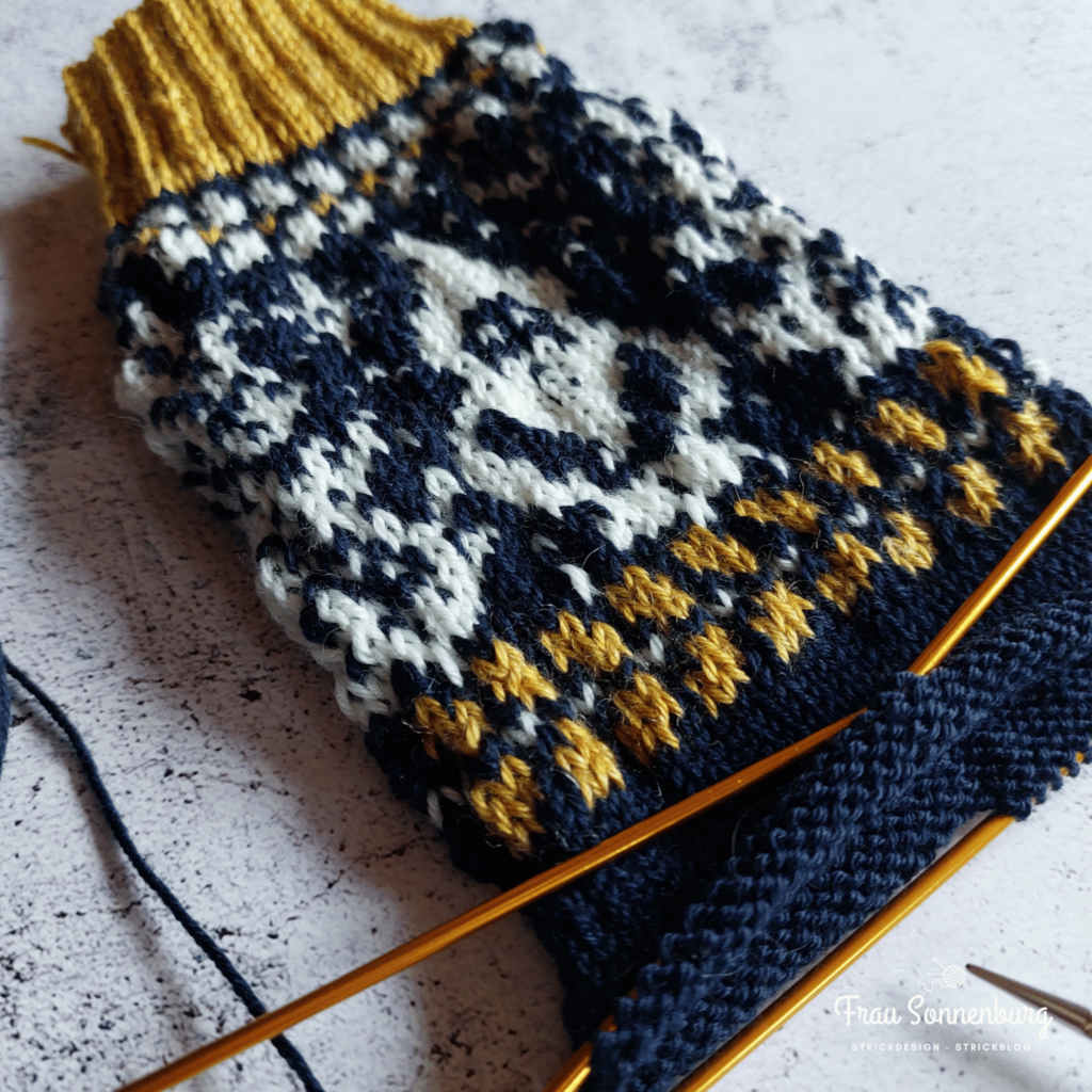 Blaue Socke mit weißem Wichtel - Blau im März