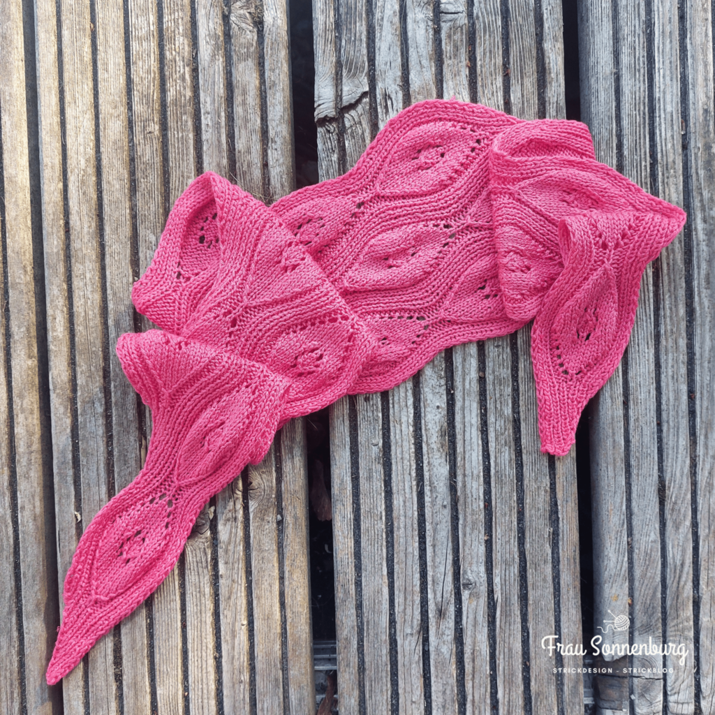 Christel Scarf - Auf den Nadeln April