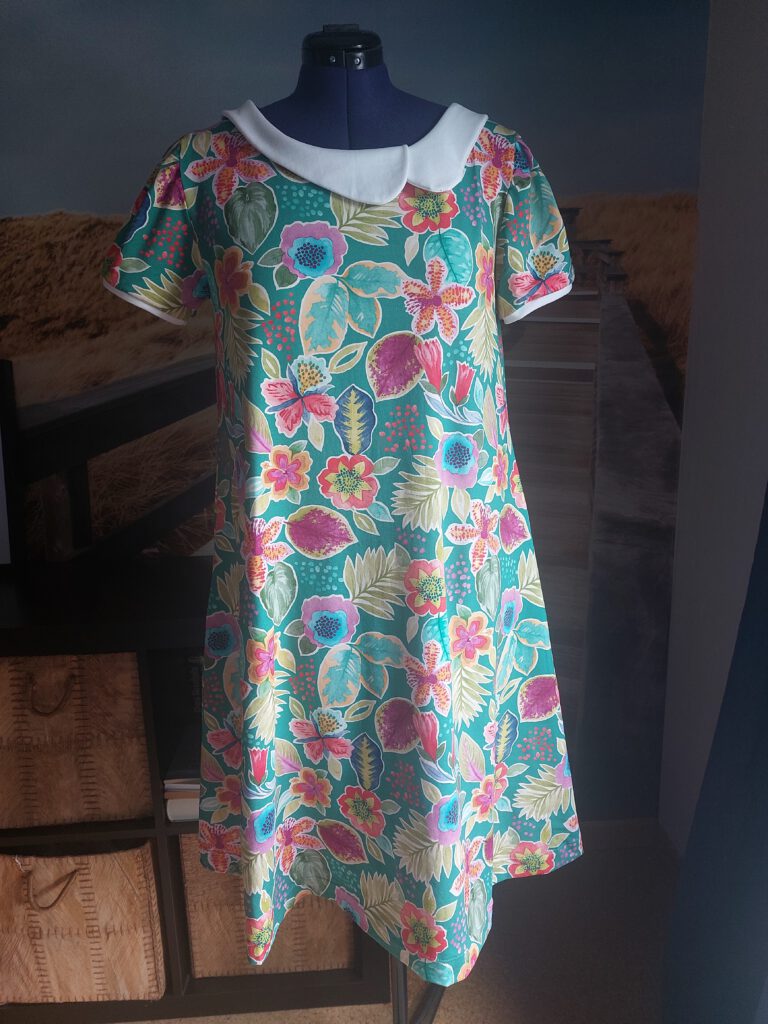 Buntes Kleid mit Blumenmuster und Kragen - Patternhack Ottobre True Classic und Schnittgeflüster La Eslia