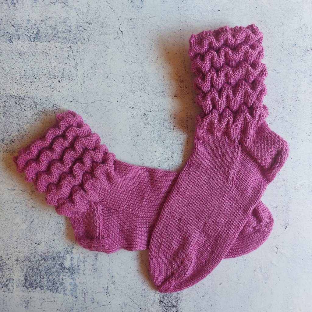 Elfriede Socks - pinkfarbene Socken - Auf den Nadeln im August