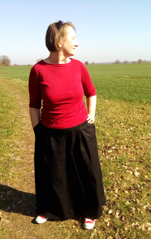 Frau in rotem Oberteil und schwarzer weiter Hose- Pirkko Pants von Rosa P. in schwarz