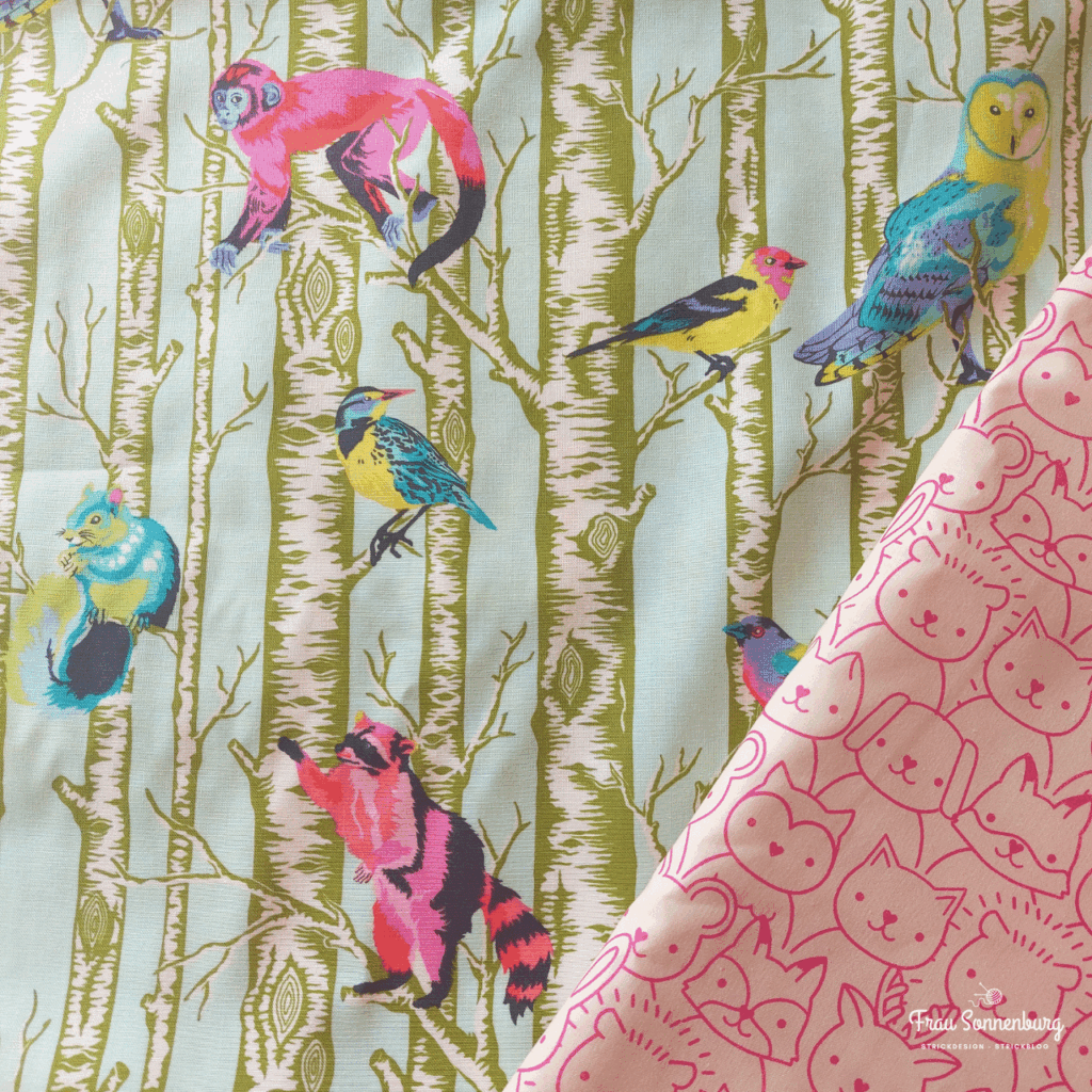 Bunte Tiere auf hellem Stoffhintergrund - Full Moon Forest - Tula Pink