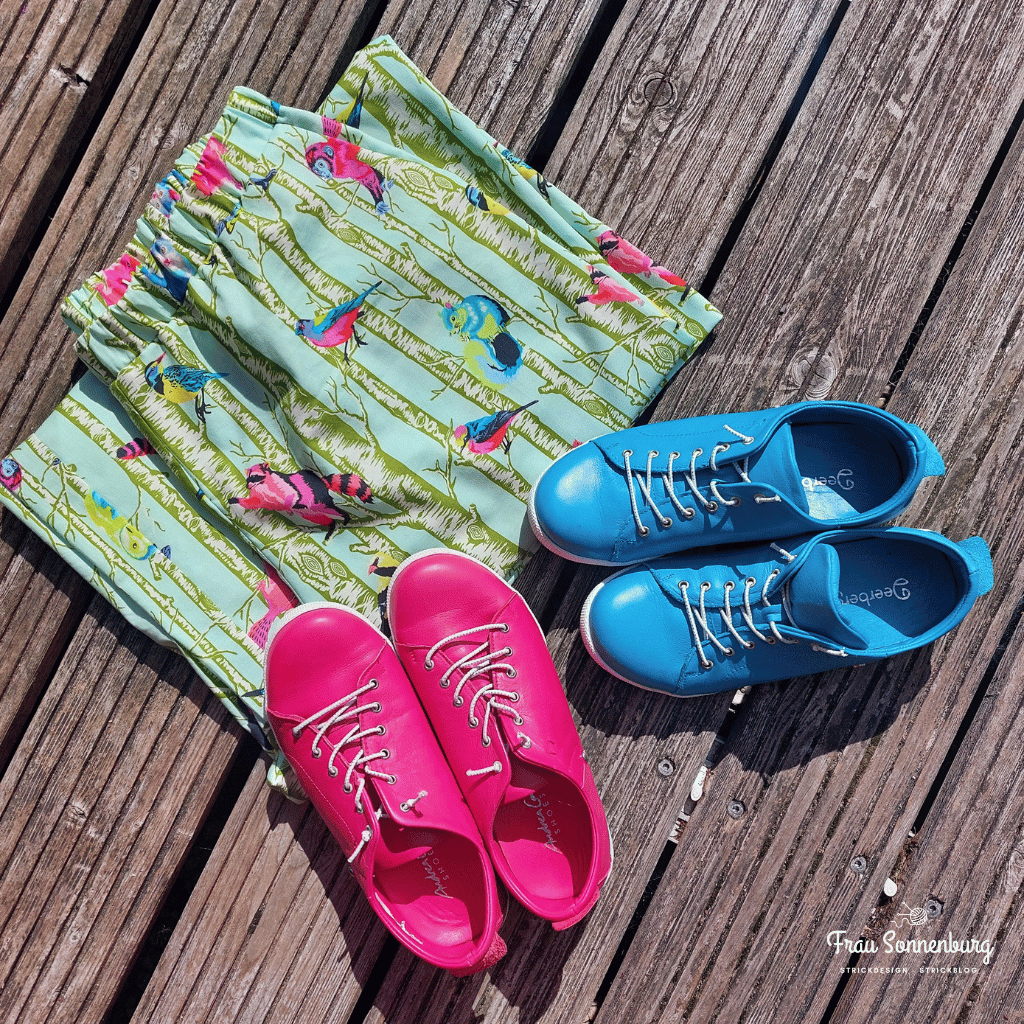 Pirkko Pants mit passenden Schuhen in pink und petrol