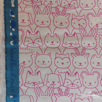 Stoff für Pyjamahose - rosa Tiere auf weiß