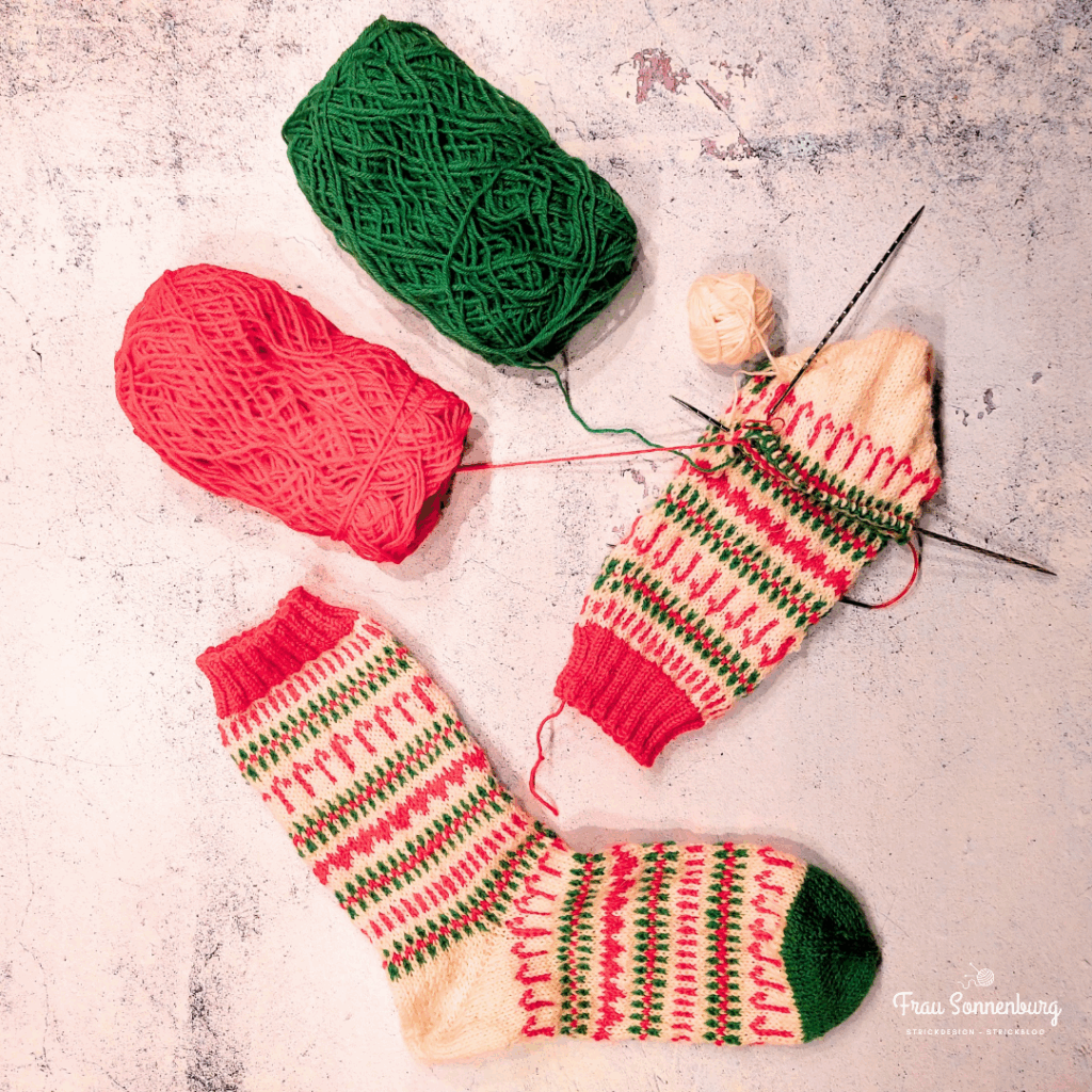 Auf den Nadeln im Oktober - ChristmasSoxx2024 - weiße Socken mit Einstrickmuster in rot und grün
