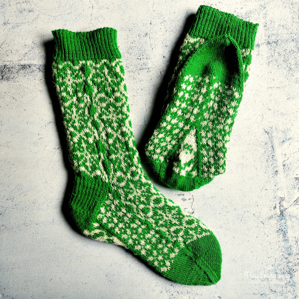 Auf den Nadeln im Oktober - Zwergenaufstand - grüne Socken mit Einstrickmuster und Wichtel