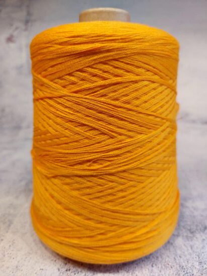 Sonnengelbes Baumwollgarn auf Kone - Hamburger Wollfabrik - Auf den Nadeln im November
