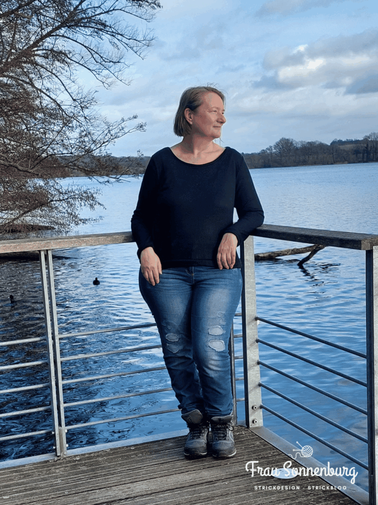 Ein Shirt aus Holz - schwarzes Langarmshirt aus Ecovero - Tragefoto