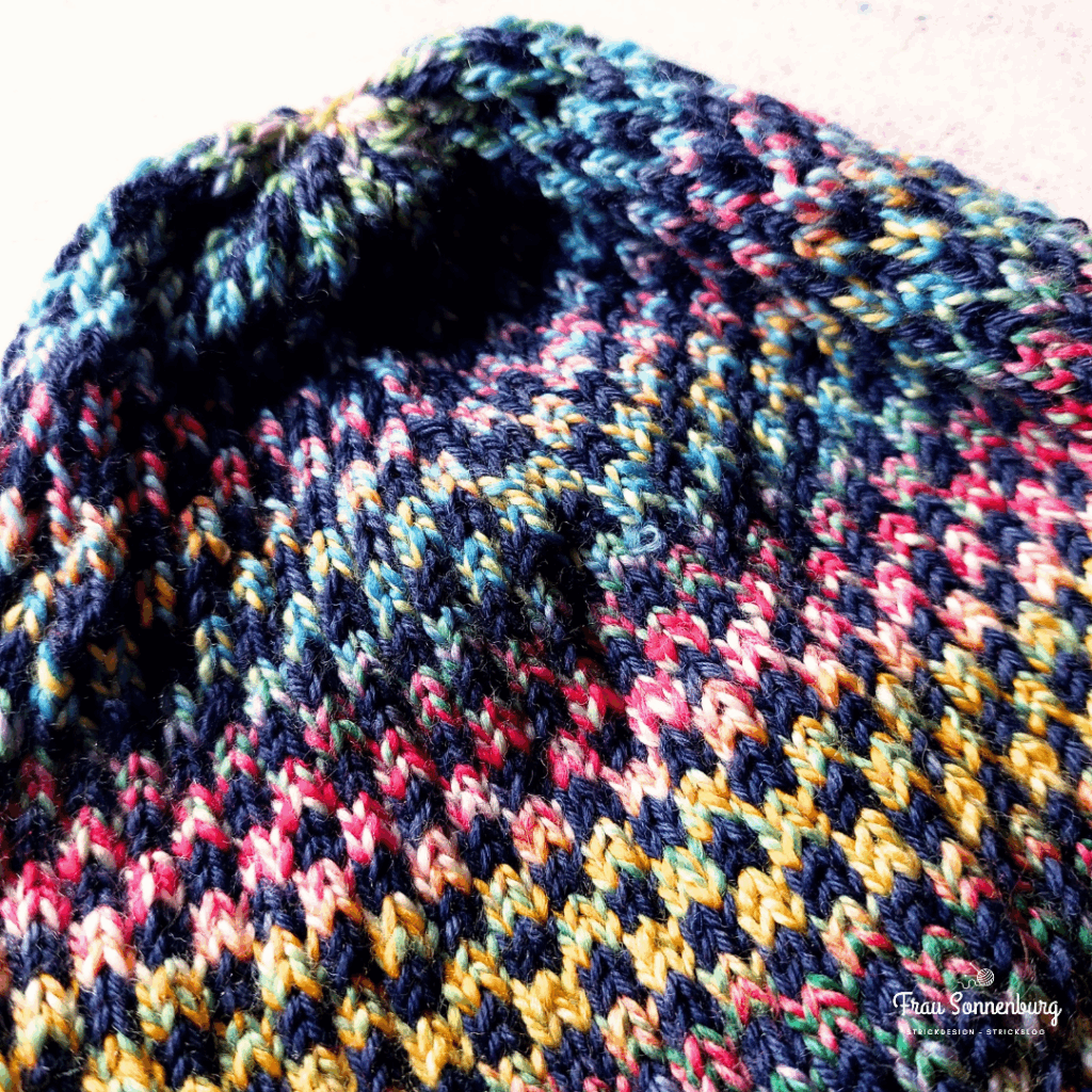 Restemütze mit gelbem Bündchen und buntem Würfelmuster