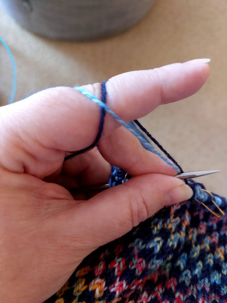 Socken mit Einstrickmuster stricken - Fadenhaltung