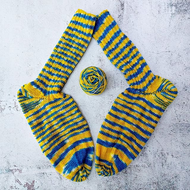 blaugelbe Socken - Socken stricken - Vanilla Socks