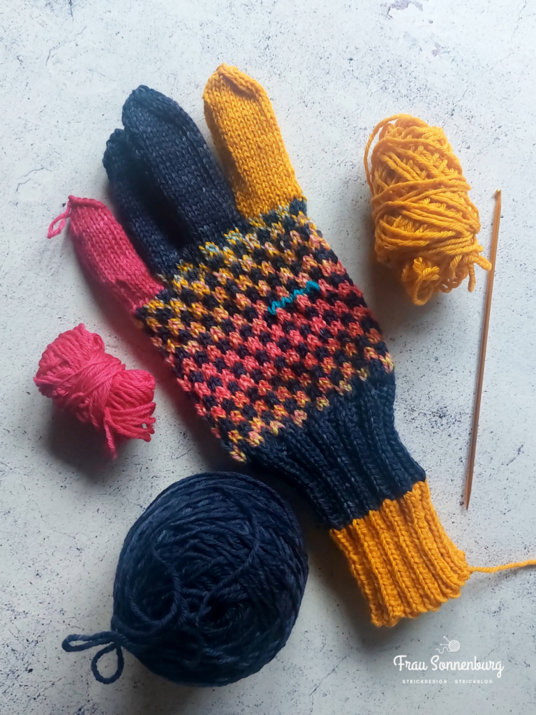 Bunte Strickhandschuhe und Wolle - Auf den Nadeln im Dezember