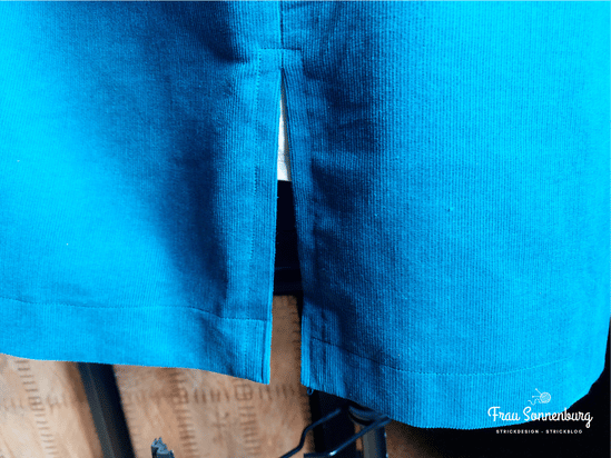 Fashion Style Kleid aus petrolfarbenem Cord - Geschlitz