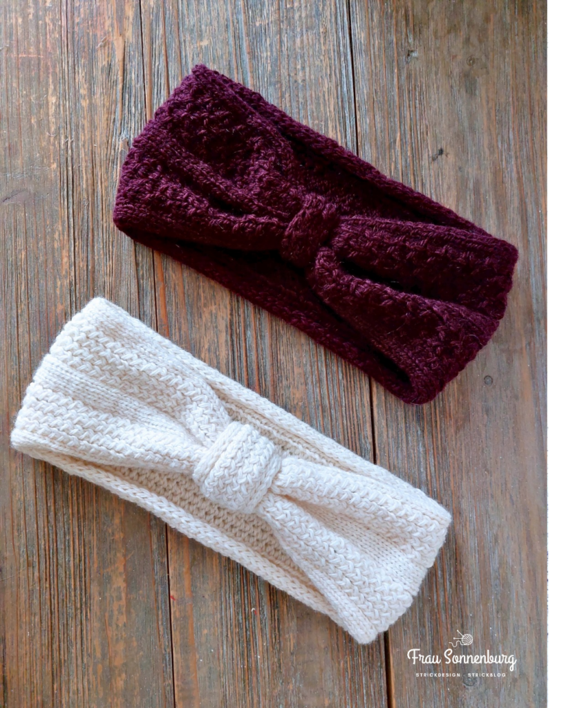 Auf den Nadeln im Februar: gestrickte Stirnbänder in aubergine und naturweiß mit Strukturmuster