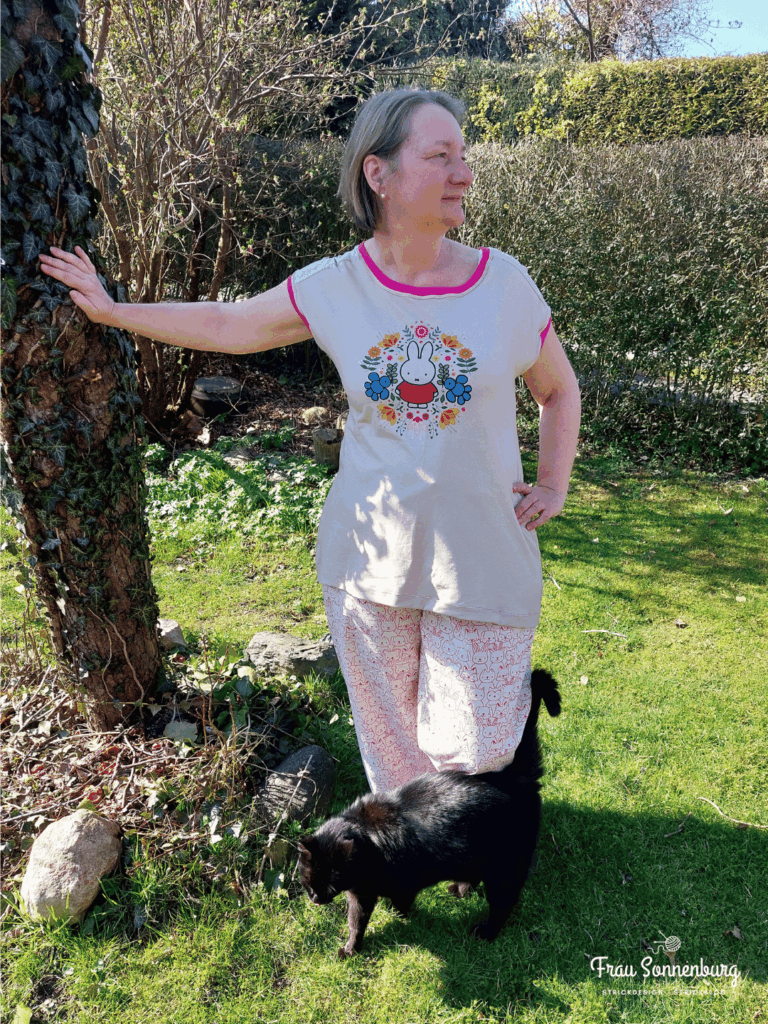 Schlafshirt - Faded Stripes - beigefarbenes Shirt mit pinken Säumen und Miffy-Aufdruck