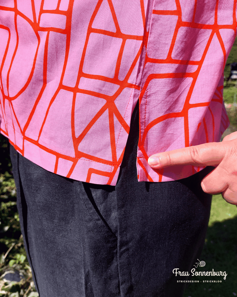 Boho Bluse in pink und rot mit seitlichen Schlitzen.