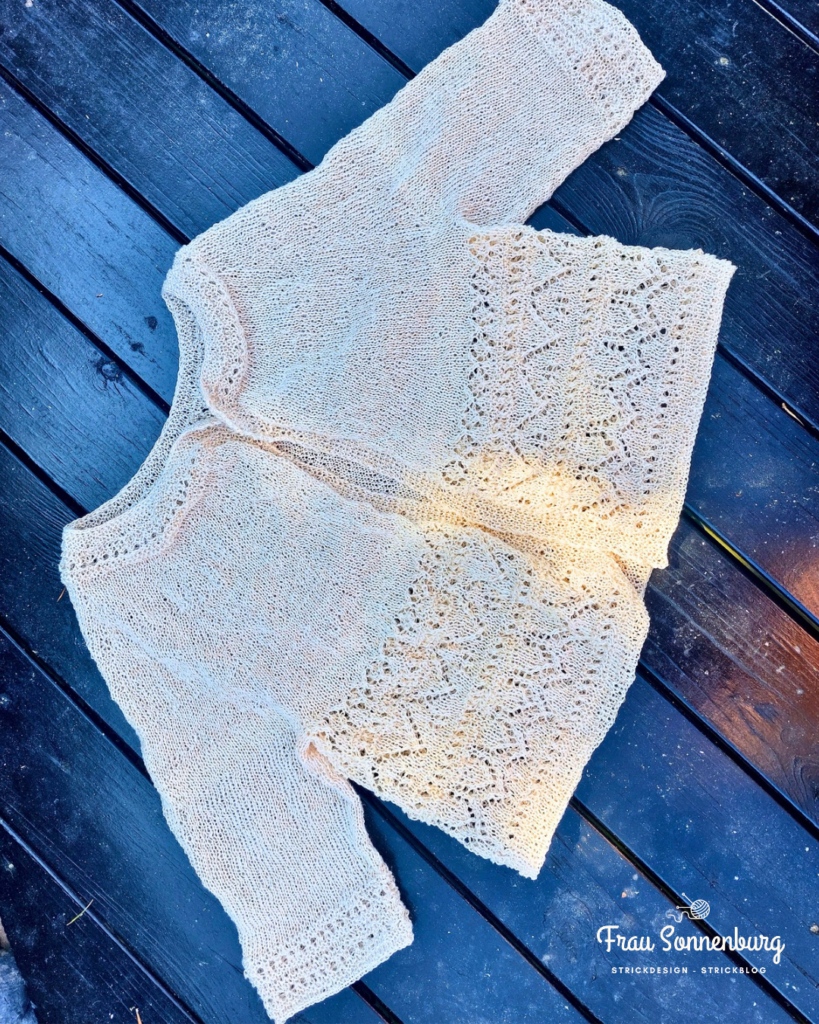 Timeless Beauty - gestricktes Jäckchen mit Lochmuster in naturfarbe