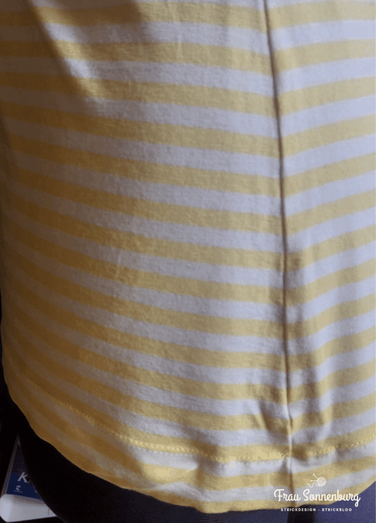 Burda Shirt mit Streifen aus weiß-gelbem Jersey - die Streifen an der Seitennaht treffen genau aufeinander