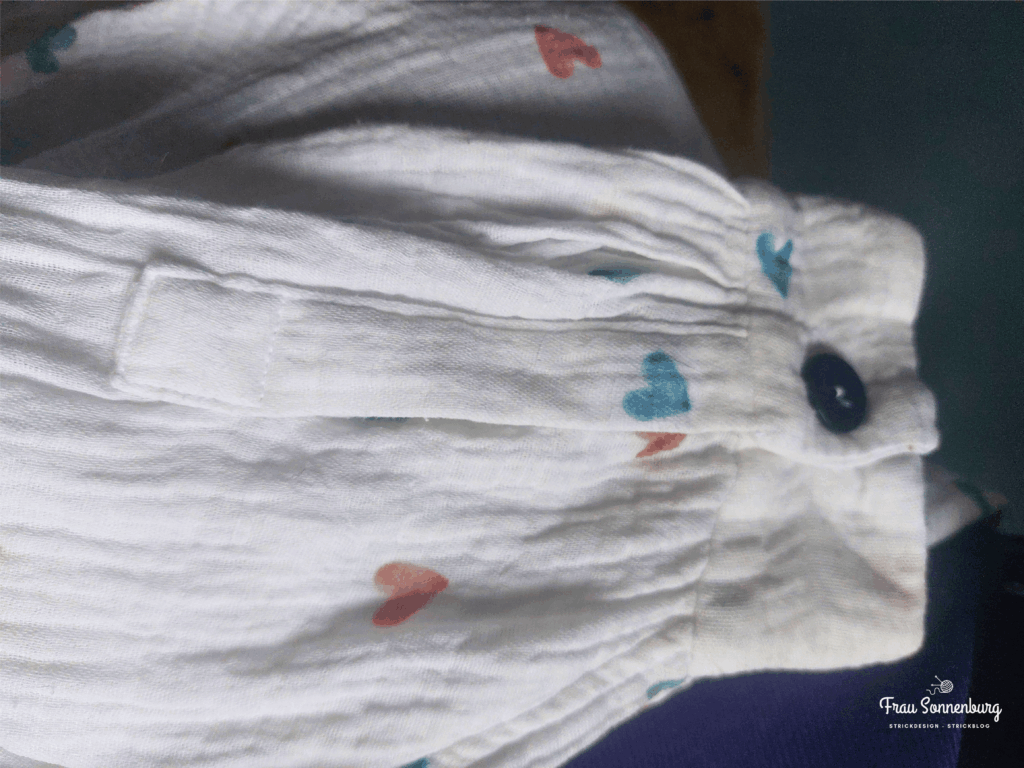 Bluse aus weißem Musselin mit Herzen - Ärmelbeleg