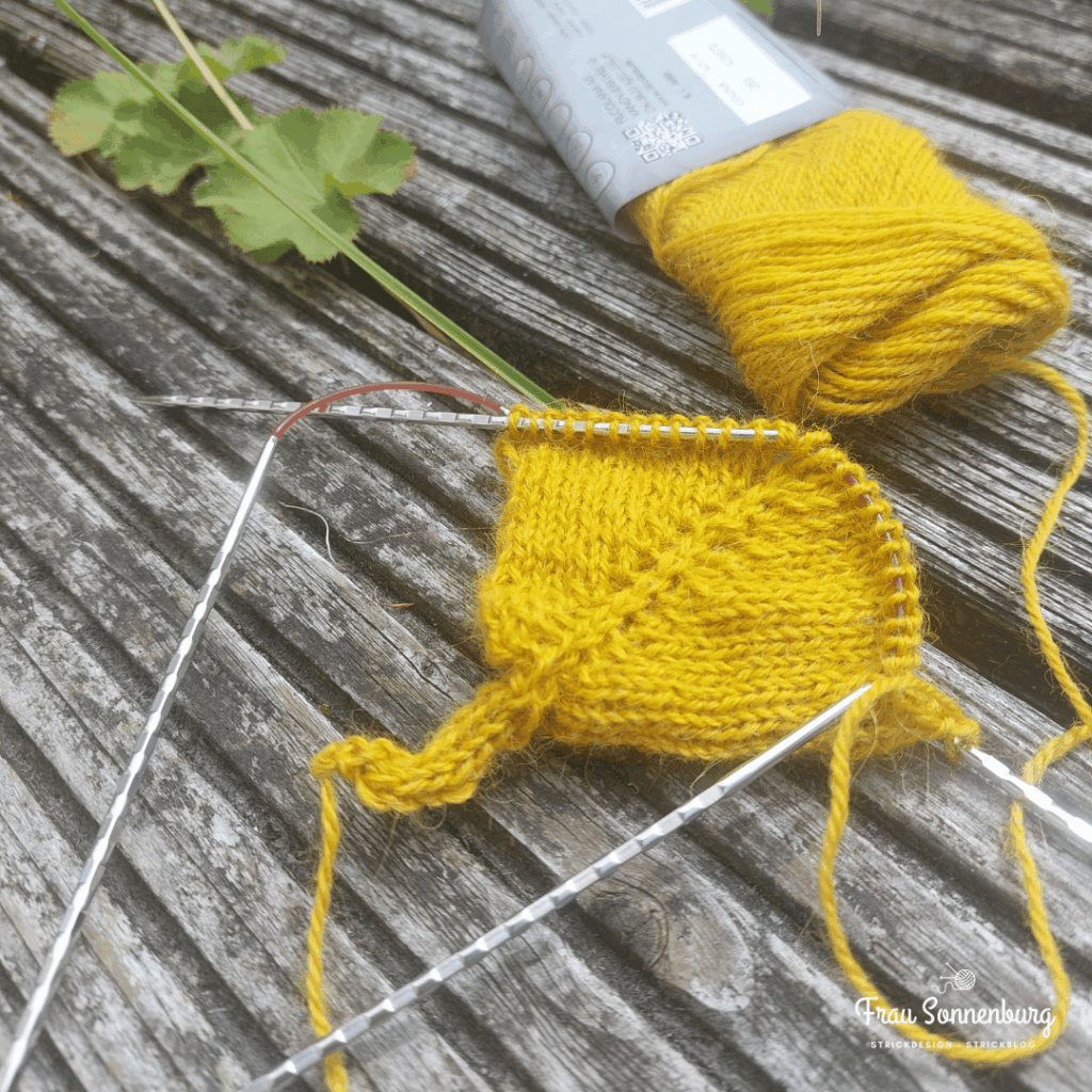 gestrickte Untersetzer in Blattform nach einer Anleitung von Ducathi.