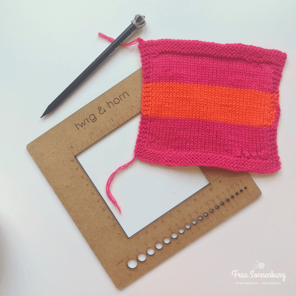 Auf den Nadeln: Maschenprobe aus Merino 4fach in fuchsia und orange aus der Hamburger Wolfabrik