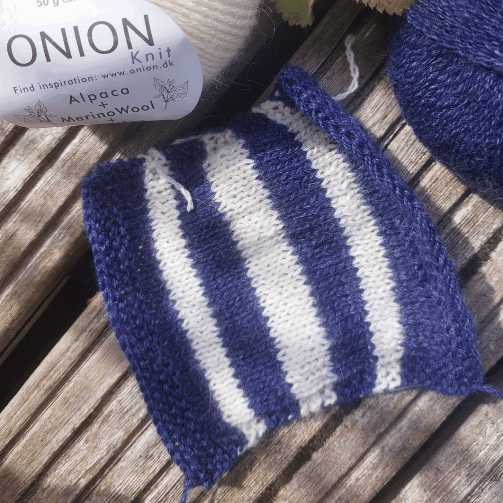 Maschenprobe aus Alpaka/Merino/Nessel-Mix, blau-weiß gestreift