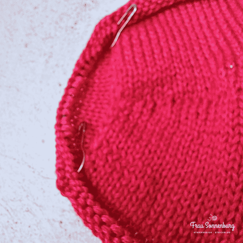 Ziggurat-Schulter beim Simple Summer Ziggurat - Pullover in fuchsia nach einer Anleitung von Asa Tricosa