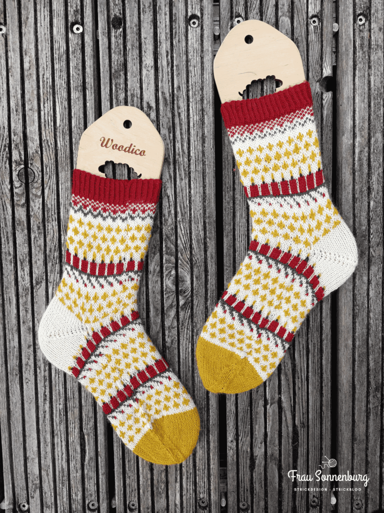 Weihnachtssocken mit Kerzen und Ranke in wei, rot, gelb und grün