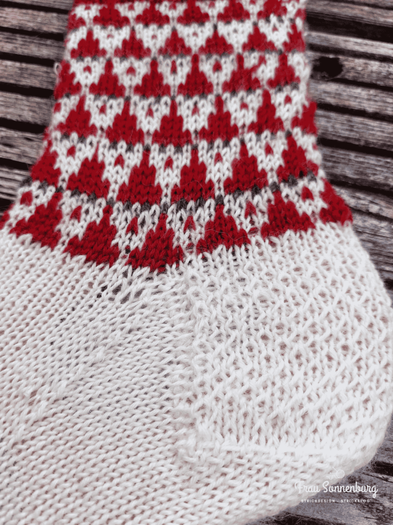 Gestrickte Socken mit Weihnachtswichteln